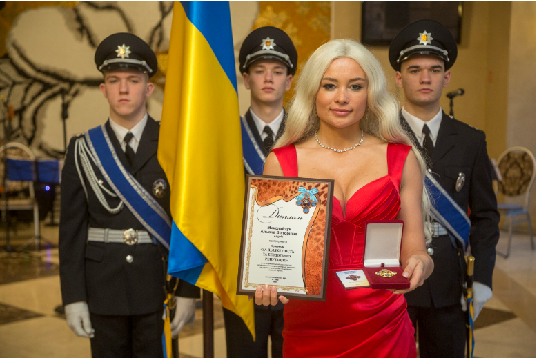 Співачка Angela відзначена за творчість та допомогу країні